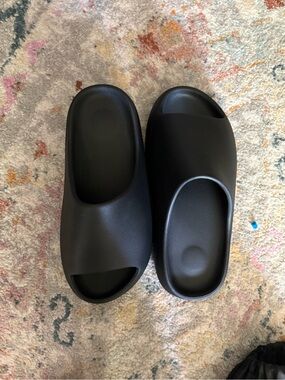 Yeezy (YZY) Black Foam Slide Sandals